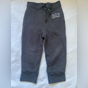 Gap draw string sweat pants / joggers for kids (2T). Great condition.